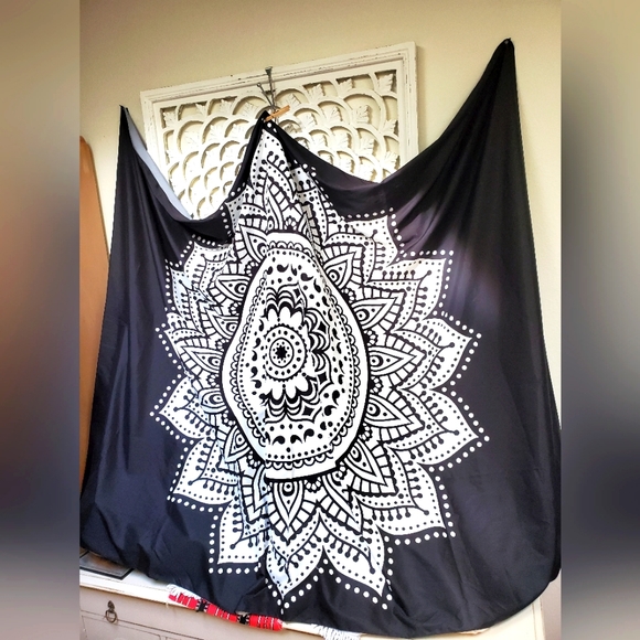 Black & White Henna Floral Design Wall Tapestry or Table Cloth NWOT - Picture 1 of 1